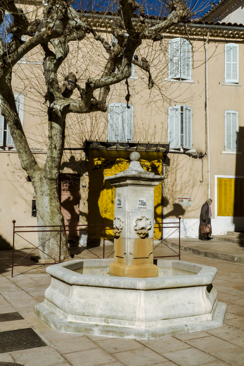 Une fontaine sur une place au coeur du village d'Allauch.