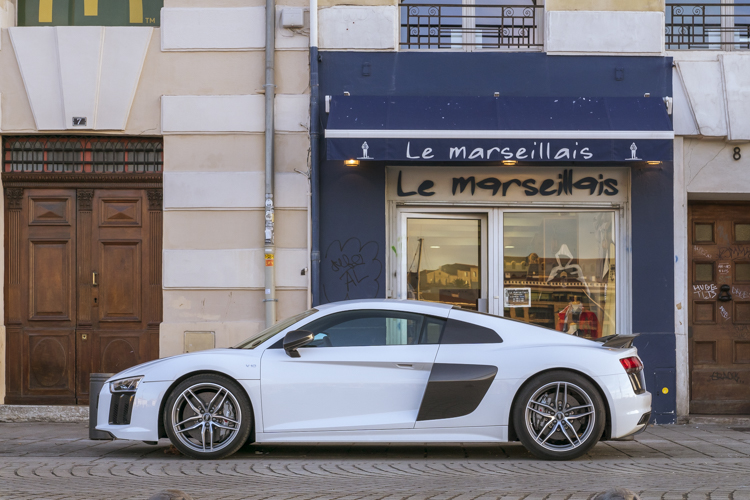 Une Audi R8 gar�e devant un magasin s'appelant Le Marseillais.