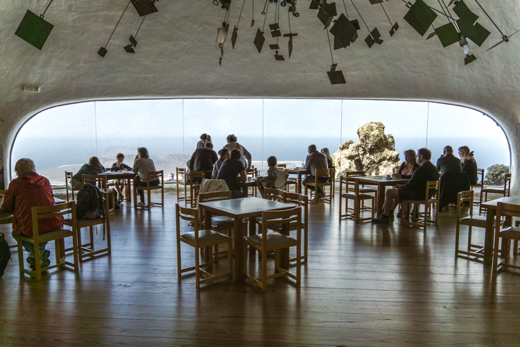 L'intérieur d'une salle panoramique au sommet du Mirador del Rio, offrant une vue sur la petite île de La Graciosa.