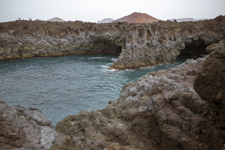 Grottes marines sur la côte rocheuse de Los Hervideros.