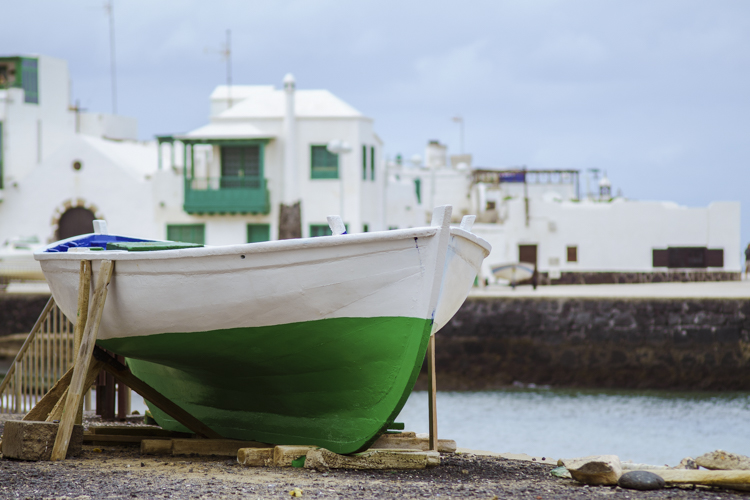 Une barque fraichement peinte sur un quai de la petite ville de Caleta de Famara.