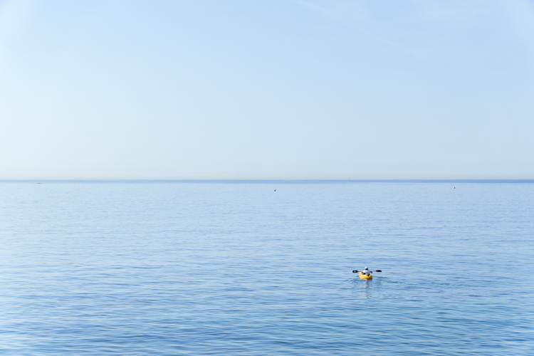 Un canoé kayak perdu au milieu de la mer Méditerranée.