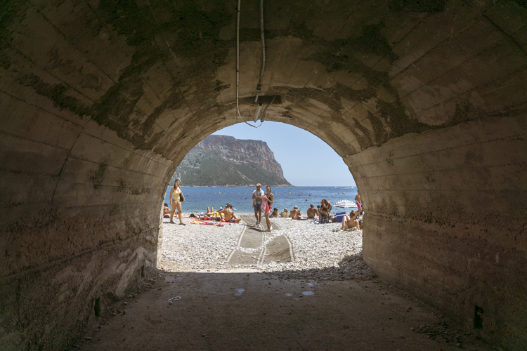 Une vue de la plage du Bestouan � Cassis � partir du tunnel qui y m�ne par une belle journ�e d'un mois de juillet. 