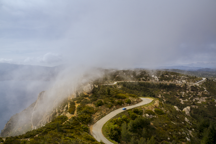 La route des Crêtes surplombant Cassis et la méditerranée pris dans la brume maritime.