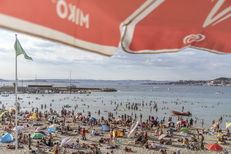Une fin de journée sur la plage de la Pointé Rouge à Marseille encore remplie de monde.