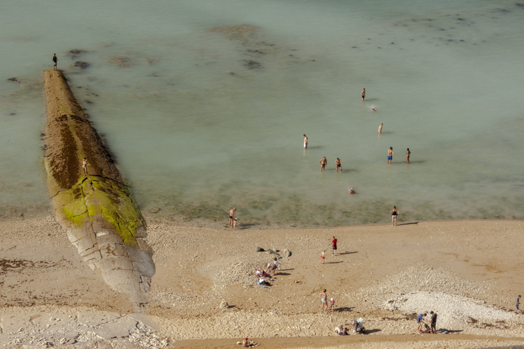 La plage et ses baigneurs pris du sommet du Phare des Baleines sur l'Ile de Ré.