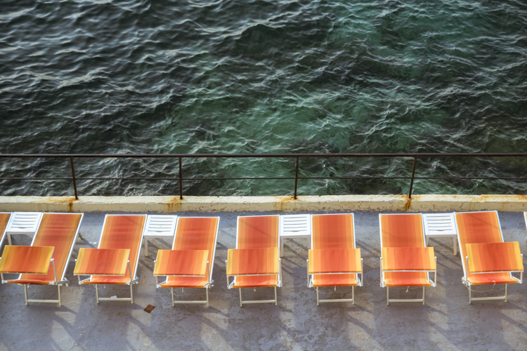 Les transat orange du Bistrot Plage sur la Corniche Président John Fitzgerald Kennedy à Marseille.