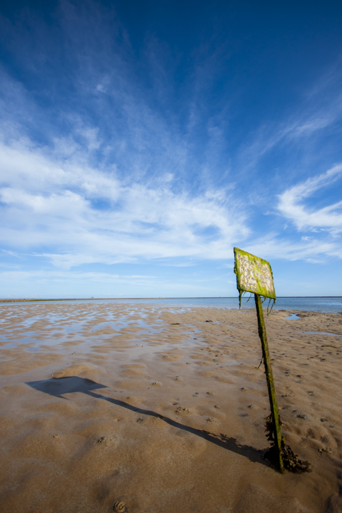 Un panneau visible à marée basse interdisant la pêche à pied dans l'écluse de Foirouse.