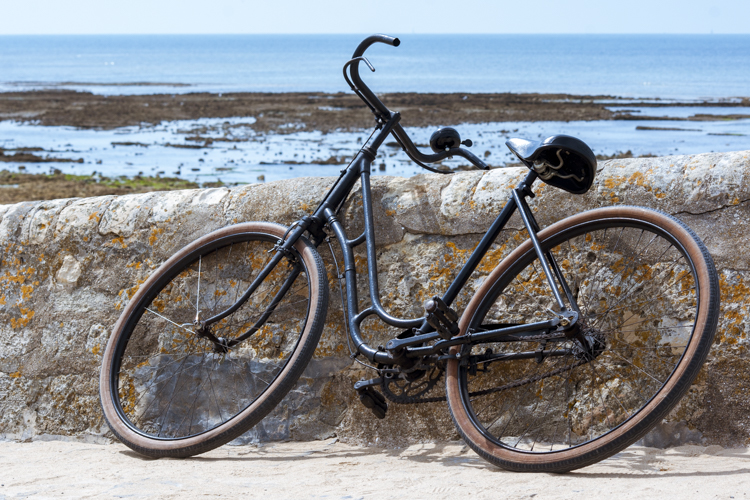 Un vélo vintage posé contre le mur d'une rampe donnant accès à la plage d'Ars-en-Ré sur l'Ile de Ré