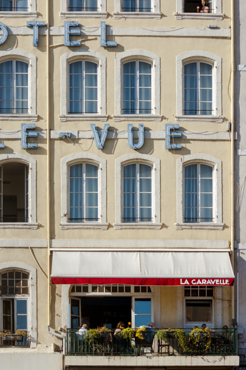 La face de l'hôtel Bellevue sur le Vieux-Port à Marseille avec notamment le balcon du bar La Caravelle.