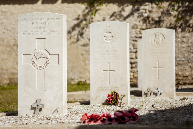 Des tombes de soldats tombés lors de la deuxième guerre mondiale.