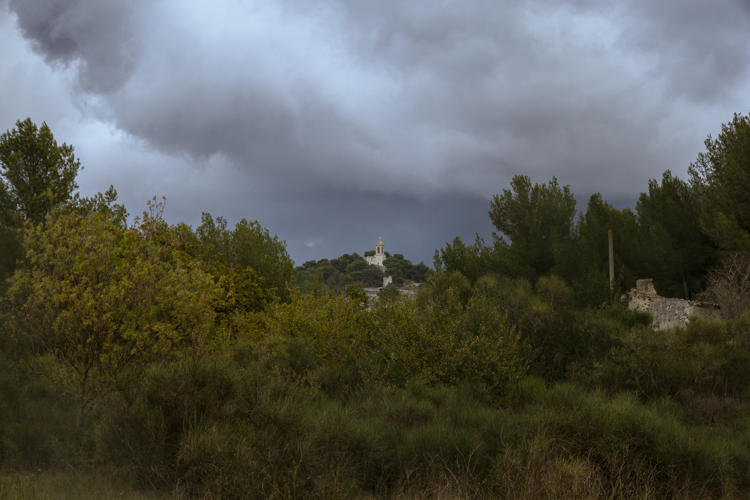 Notre-Dame du Ch�teau sur les hauteurs d'Allauch sous un ciel mena�ant.