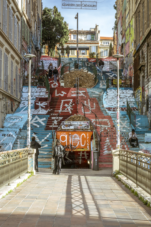 Les escaliers colorés qui permettent d'accèder au Cours Julien, quartier de créateur au centre de Marseille.