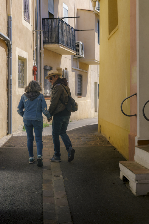 Un couple marchant dans une petite rue du village d'Allauch.