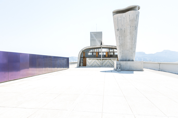 Le rooftop de la Cité Radieuse du Corbusier accueille Olivier Mosset
