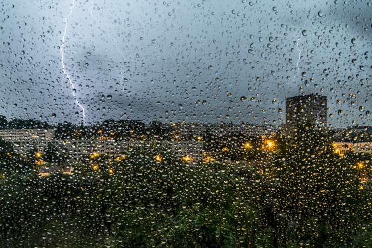 Un soir d'orage derrière une fenêtre.